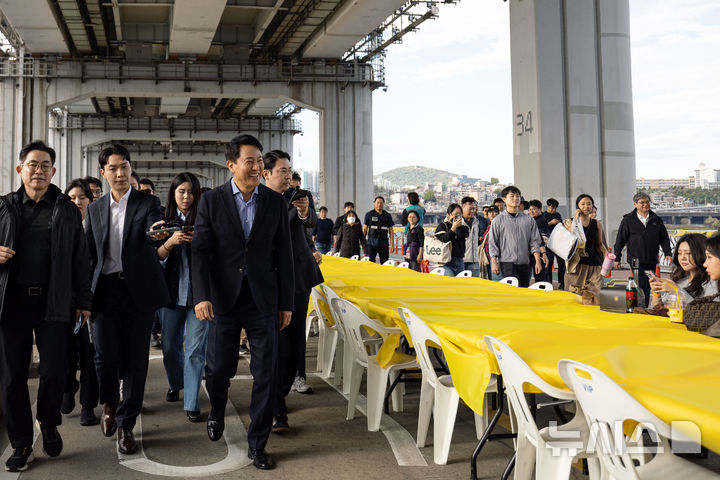 [서울=뉴시스] 김명년 기자 = 오세훈 서울시장이 25일 오후 보행전용교 전환 공사를 앞둔 서울 서초구 잠수교를 찾아 점검하고 있다. (공동취재) 2026.10.25. photo@newsis.com