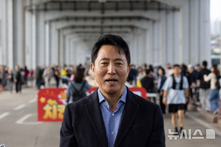 [서울=뉴시스] 김명년 기자 = 오세훈 서울시장이 25일 오후 보행전용교 전환 공사를 앞둔 서울 서초구 잠수교를 찾아 점검을 마친 뒤 발언하고 있다. (공동취재) 2026.10.25. photo@newsis.com