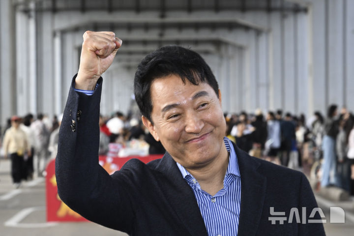 [서울=뉴시스] 김명년 기자 = 오세훈 서울시장이 25일 오후 보행전용교 전환 공사를 앞둔 서울 서초구 잠수교를 찾아 시민들에게 인사하고 있다. (공동취재) 2026.10.25. photo@newsis.com