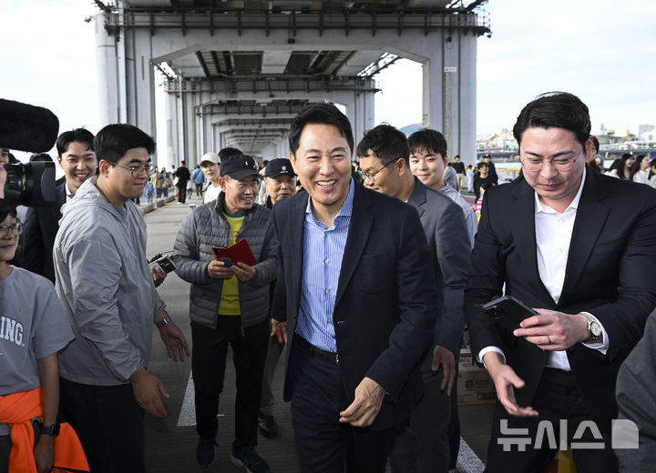 [서울=뉴시스] 김명년 기자 = 오세훈 서울시장이 25일 오후 보행전용교 전환 공사를 앞둔 서울 서초구 잠수교를 찾아 점검하고 있다. (공동취재) 2026.10.25. photo@newsis.com
