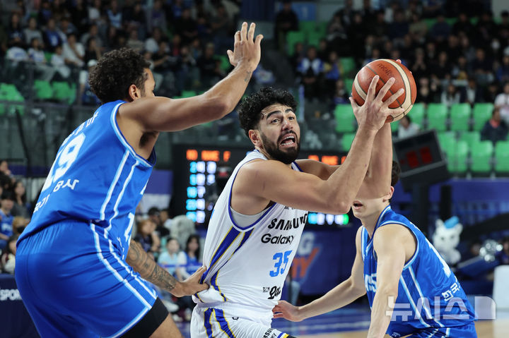 [대구=뉴시스] 권창회 기자 = 25일 대구 북구 대구체육관에서 열린 2026-2027 KBL 프로농구 서울 삼성과 대구 한국가스공사의 경기, 서울 삼성 칸터가 드리블 하고 있다. 2026.10.25. kch0523@newsis.com