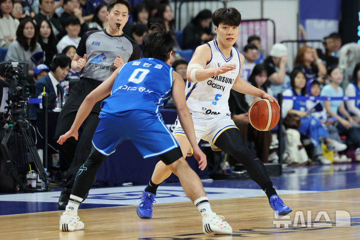 [대구=뉴시스] 권창회 기자 = 25일 대구 북구 대구체육관에서 열린 2026-2027 KBL 프로농구 서울 삼성과 대구 한국가스공사의 경기, 서울 삼성 한호빈이 드리블 하고 있다. 2026.10.25. kch0523@newsis.com