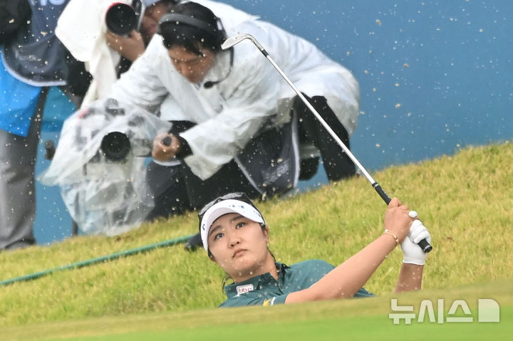 [전남광주=뉴시스] 이영주 기자 = 25일 오후 전남광주 해남군 파인비치 골프링크스(파72)에서 열린 미국여자프로골프(LPGA) 투어 BMW 레이디스 챔피언십 파이널 라운드. 유해란이 18번 홀에서 벙커샷하고 있다. 2026.10.25. leeyj2578@newsis.com