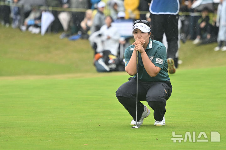 [전남광주=뉴시스] 이영주 기자 = 25일 오후 전남광주 해남군 파인비치 골프링크스(파72)에서 열린 미국여자프로골프(LPGA) 투어 BMW 레이디스 챔피언십 파이널 라운드. 유해란이 18번 홀에서 퍼팅을 앞두고 고민하고 있다. 2026.10.25. leeyj2578@newsis.com
