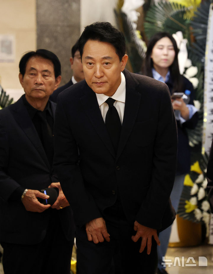 [서울=뉴시스] 김명년 기자 = 오세훈 서울시장이 25일 오후 서울시 강남구 삼성서울병원 장례식장에 마련된 최형우 전 내무부 장관 빈소에 들어서고 있다. 2026.10.25. kmn@newsis.com