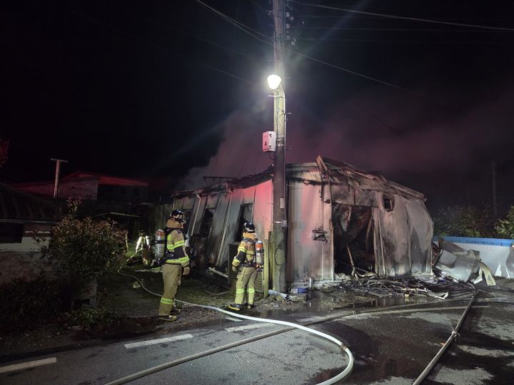 [논산=뉴시스] 26일 오전 3시51분께 충남 논산 벌곡면 도산리 떡방앗간에서 불이 나 현장에 출동한 소방대원들이 진화에 나서고 있다. (사진=논산소방서 제공) 2026.10.26. photo@newsis.com *재판매 및 DB 금지