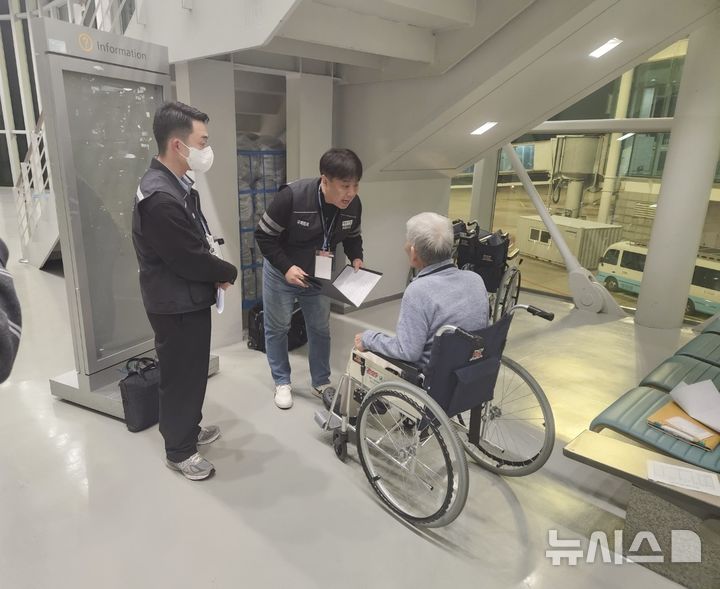 [서울=뉴시스]경찰청은 부산해양경찰서와 합동으로 마약류 운반 혐의로 인터폴 적색수배된 A씨를 가나 당국의 강제 추방 절차를 통해 지난 20일 국내로 송환했다고 26일 밝혔다.(사진=경찰청 제공).2026.10.26 photo@newsis.com
