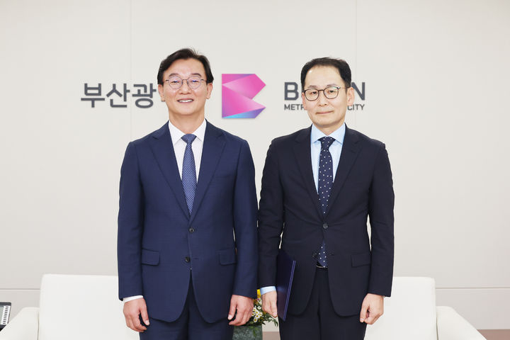 [부산=뉴시스] 부산영상위원회 신임 운영위원장에 성상철(오른쪽) 전 부산영상위원회 사무처장이 취임했다. (사진=부산영상위원회 제공) 2026.10.26 photo@newsis.com *재판매 및 DB 금지