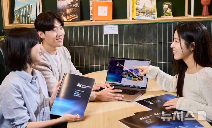 [서울=뉴시스]SK텔레콤은 AI 거버넌스 원칙과 책임 체계, 주요 활동 및 향후 방향을 체계적으로 정리한 'AI 거버넌스 리포트'를 발간하고 AI 트러스트 경영을 강화한다고 밝혔다. SK텔레콤 구성원들이 AI 거버넌스 리포트를 소개하는 모습. (사진=SK텔레콤 제공) 2026.10.26. hsyhs@newsis.com