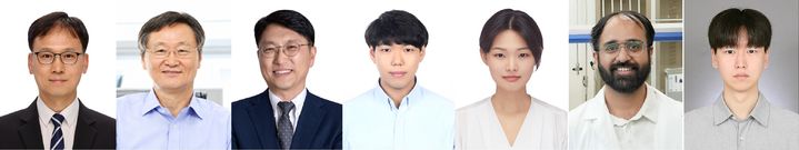 [울산=뉴시스] 사진 왼쪽부터 김진영 교수, 이재성 교수, 임한권 교수, 김재형 연구원, 이연정 연구원, 다르미쉬 한소라 박사, 문종아 연구원(사진=UNIST 제공) photo@newsis.com *재판매 및 DB 금지