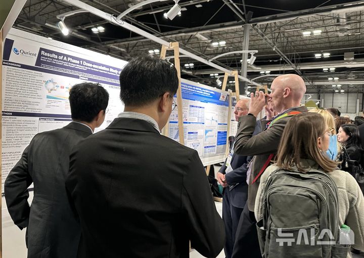 [서울=뉴시스] 큐리언트 연구진과 손주혁 교수가 ESMO에서 모카시클립 임상 결과를 발표하고 있다. (사진=큐리언트 제공) 2026.10.26. photo@newsis.com
