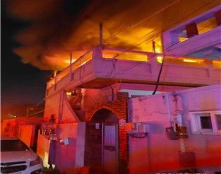 [목포=뉴시스] 26일 오전 4시26분께 전남광주 목포시 용당동 한 2층 규모 주택에서 불이 나 21분 만에 꺼졌다. (사진=전남광주소방본부 제공) 2026.10.26. photo@newsis.com *재판매 및 DB 금지