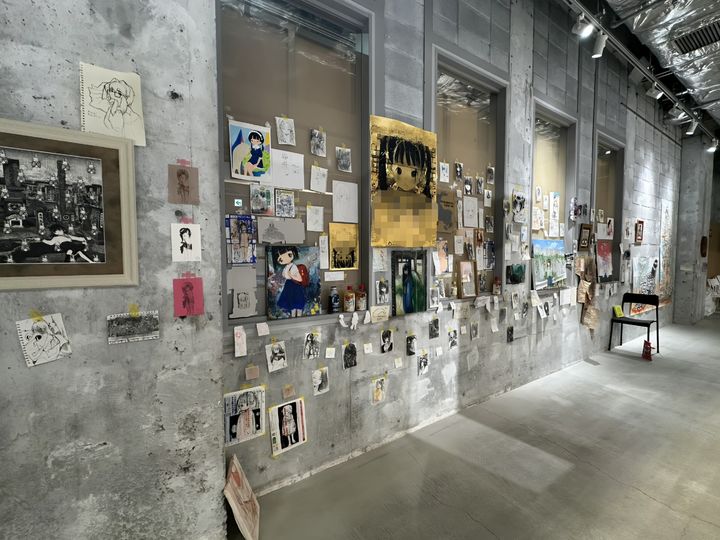 [서울=뉴시스] 일본 제국호텔 도쿄 1층에 있는 갤러리 메델 갤러리 슈(MEDEL GALLERY SHU)에서 개최된 전시회 '오코모리카이(お籠もり会)'에서 아동 포르노를 연상케 해 작품들이 논란이 됐다. (사진=SNS 캡쳐) 2026.10.26.