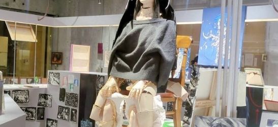 [서울=뉴시스] 갤러리에 여아의 나체 작품이 전시되자 비판을 받고 옷으로 가린 모습이다. (사진=SNS 캡쳐) 2026.10.26. 