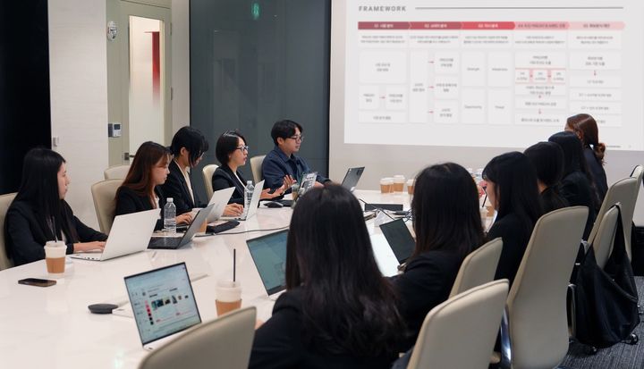 미스토홀딩스는 이화여자대학교 경영전략컨설팅학회 ECON과 지난 9월 4일부터 10월 8일까지 약 한 달간 산학협력 프로젝트를 진행했다고 26일 전했다. *재판매 및 DB 금지