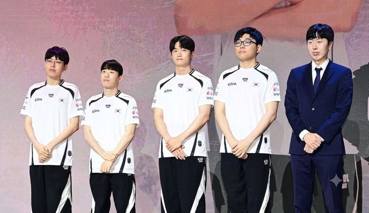 [서울=뉴시스] 한성대학교 대학원 이스포츠콘텐츠학과 석사과정생 정명훈 코치(오른쪽 첫 번째)가 대한민국 이스포츠 국가대표 선수단과 기념 촬영을 하고 있다. (사진=한성대 제공) 2026.10.26. photo@newsis.com *재판매 및 DB 금지