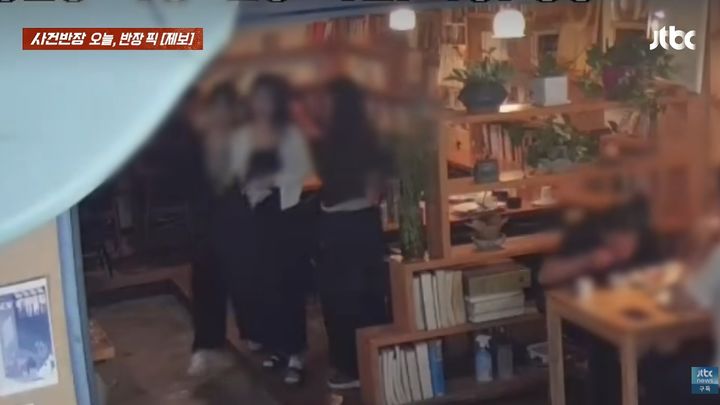[서울=뉴시스] 돈가스 식당에서 음식을 먹은 뒤 결제하지 않고 자리를 떠난 여성들이 폐쇄회로(CC)TV에 포착됐다 (사진=유튜브 채널 'JTBC News' 화면 캡쳐) 2026.10.26. 