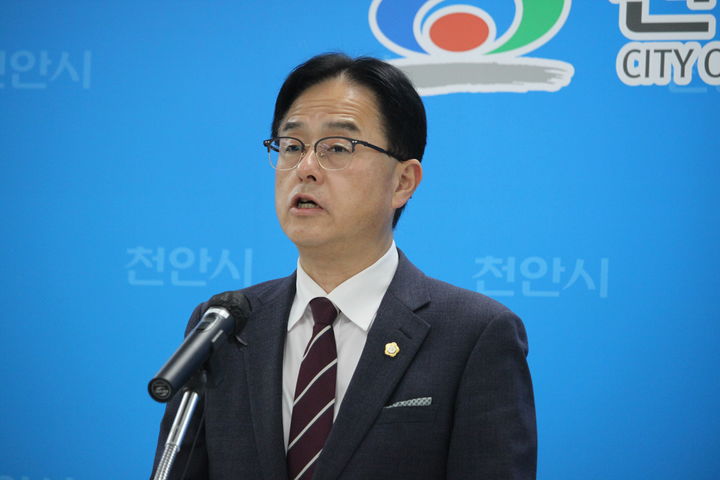 [천안=뉴시스] 최영민 기자=장혁 천안시의원이 26일 천안시청 브리핑실에서 기자회견을 하고 있다. 2026.10.26 ymchoi@newsis.com *재판매 및 DB 금지
