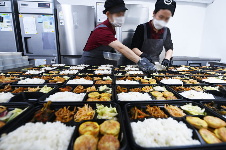 [수원=뉴시스] 수원새빛돌봄 식사배달서비스를 위해 조리업체 관계자들이 도시락을 만들고 있다. 수원시는 돌봄 공백으로 식사 지원이 필요한 시민을 위해 2024년 3월 8개 동에서 이 서비스를 시범 운영한 뒤 같은 해 11월15일부터 44개 모든 동으로 확대했다. (사진=수원시 제공) 2026.10.26. photo@newsis.com *재판매 및 DB 금지