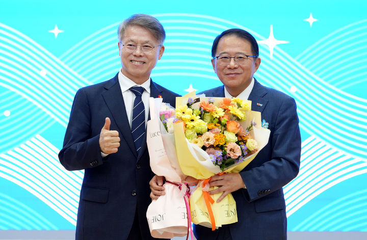 [순천=뉴시스] 강명수 전남광주통합특별시 초대 산업경제부시장(오른쪽)이 26일 오전 동부청사 이순신강당에서 열린 취임식에서 꽃다발을 받고 있다. 왼쪽은 민형배 시장. (사진=전남광주시 제공) photo@newsis.com *재판매 및 DB 금지