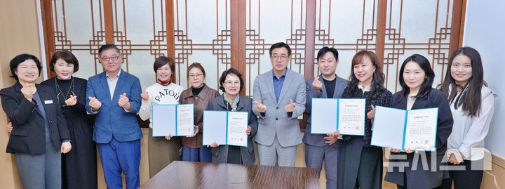 [평택=뉴시스] 평택시 골목형상점가 지정서 전달식에 참석한 최원용 시장과 신규 지정 상점가 상인회장 등 관계자들이 기념사진을 찍고 있다. (사진=평택시 제공) 2026.10.26.photo@newsis.com 