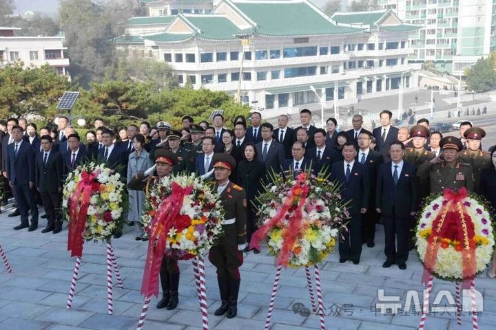 [베이징=뉴시스] 25일 북한 평양 우의탑에서 중국인민지원군의 항미원조(抗美援朝·미국에 대항하고 북한을 지원한다는 뜻)' 76주년 기념행사가 개최됐다고 주북한 중국대사관이 밝혔다.(사진=주북한 중국대사관 위챗 갈무리) 2026.10.26 photo@newsis.com