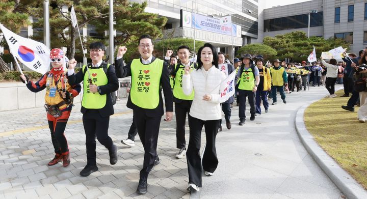 [충주=뉴시스] 이병찬 기자 = 충북도청 충주 이전을 주장하는 충주시민들이 26일 청주 도청까지 41㎞ 도보대장정에 나서고 있다. 오른쪽은 이동석 충주시장 부부.(사진=충주시 제공)2026.10.26.photo@newsis.com *재판매 및 DB 금지