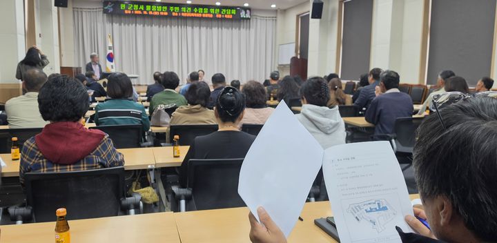 [옥천=뉴시스] 연종영 기자 = 26일 오전 황규철 충북 옥천군수가 옥천군다목적회관에서 '신청사 이전에 따른 현청사 활용방안 주민의견 수렴 간담회'를 진행하고 있다. 주민들은 현청사를 개축한 후 준공공청사, 역사문화박물관, 로컬푸드직매장, 복합커뮤니티, 문화예술회관, 장애인회관, 청년창업공간, 사회단체복합공간 등으로 활용하자고 제의했다. 2026.10.26. jyy@newsis.com *재판매 및 DB 금지