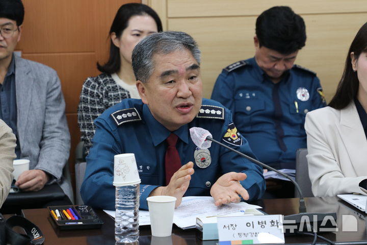 [제주=뉴시스] 이병학 제주동부경찰서장이 26일 오전 청사에서 취임 기자 간담회를 열고 취재진 질의에 답변하고 있다. (사진=제주동부경찰서 제공) 2026.10.26. photo@newsis.com