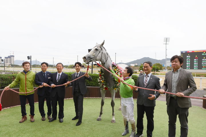 [창원=뉴시스]라온포레스트, 경상남도지사배(G3) 우승 시상식 단체 촬영.(사진=마사회 영남 본부 제공) 2026.10.26.photo@newsis.com *재판매 및 DB 금지