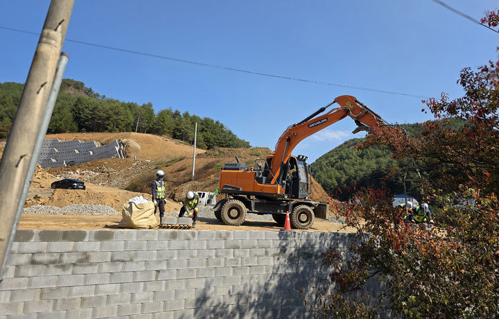 태백시 철암동 고터실산업단지 조성공사가 야간작업과 착공 지연, 잦은 강수 등으로 내년 말 완공이 불가피해지고 있다.(사진=뉴시스) *재판매 및 DB 금지
