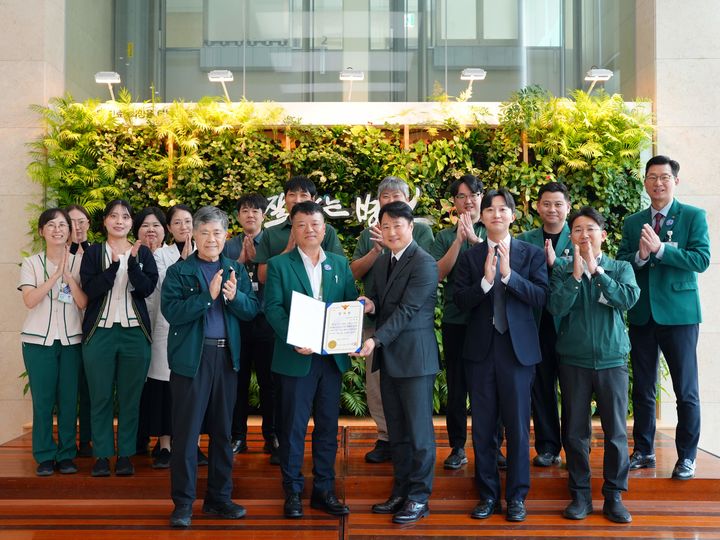 [대전=뉴시스] 건양대병원 이재형 원무팀장이 제81주년 경찰의 날을 기념해 이준호 대전서부경찰서장으로부터 감사장을 받았다.(사진=건양대학교병원 제공) 2026.10.26. photo@newsis.com *재판매 및 DB 금지