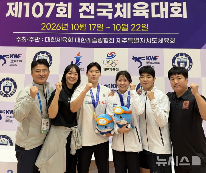 [완주=뉴시스] 완주군청 여자레슬링팀이 제주 전국체전서 메달을 획득한 후 기념촬영을 하고 있다. *재판매 및 DB 금지