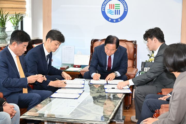 [평창=뉴시스] 평창군이 특용작물 산업화 기반 구축을 위한 업무협약을 하고 있다. (사진=평창군 제공) 2026.10.26. photo@newsis.com *재판매 및 DB 금지