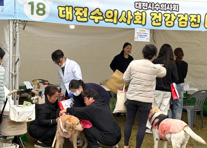 [대전=뉴시스] 충남대학교가 최근 반려동물 문화 축제 육성과 성숙한 반려동물 문화 조성을 위해 '2026 동물사랑큰잔치'를 열었다.(사진=충남대학교 제공) 2026.10.26. photo@newsis.com *재판매 및 DB 금지