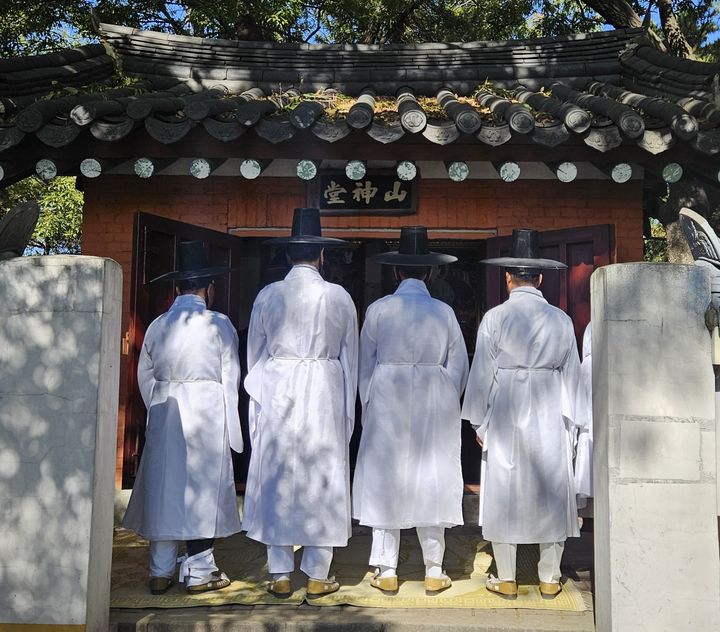 [안산=뉴시스] 23일 상록구 팔곡일동 팔곡당산 산신당에서 '팔곡당산 산신제'가 진행중이다. (사진=안산시 제공) 2026.10.26. photo@newsis.com *재판매 및 DB 금지