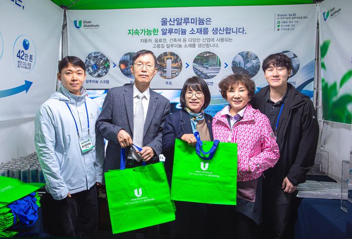 [울산=뉴시스] 지난 24~25일 펼쳐진 울산환경한마당 행사에 참석한 서남교 울산시 행정부시장, 이영해 울산시의회 의장, 이연희 울산매일 사장이 울산알루미늄 관계자와 기념촬영을 하고 있다. (사진=업앤컴퍼니 제공) 2026.10.26. photo@newsis.com *재판매 및 DB 금지