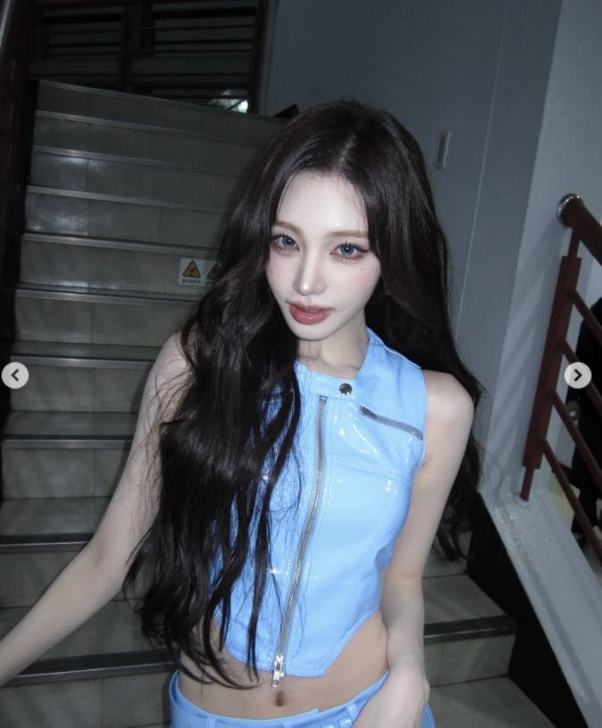 [서울=뉴시스] 아이브 리즈가 인형 같은 비주얼을 자랑하며 근황을 전했다. (사진 : 리즈 SNS 캡처) *재판매 및 DB 금지