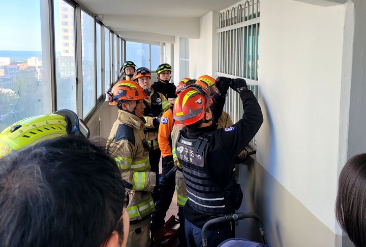 [속초=뉴시스] 22일 속초시 소속 공무원이 도시락 배달 과정에서 집안에서 쓰러진 어르신을 발견 119구급대에 신고해 구급대원들이 이송하고 있다.(사진=속초시 제공)photo@newsis.com *재판매 및 DB 금지