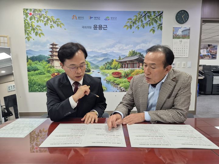 [대전=뉴시스] 조명휘 기자 = 김홍열(오른쪽) 충남 청양군수가 26일 국회를 방문해 국민의힘 윤용근(공주부여청양) 의원을 만나 지역 현안사업에 대한 국비지원 필요성을 설명하고 있다. (사진= 청양군 제공) 2026.10.26. *재판매 및 DB 금지