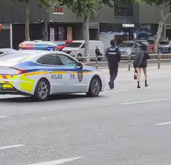 [서울=뉴시스]서울 강남 한복판 왕복 8차선 대로를 걸으며 술에 취해 소란을 피우던 여성이 신속히 출동한 경찰관들에 의해 구조됐다. 사진 스레드 *재판매 및 DB 금지