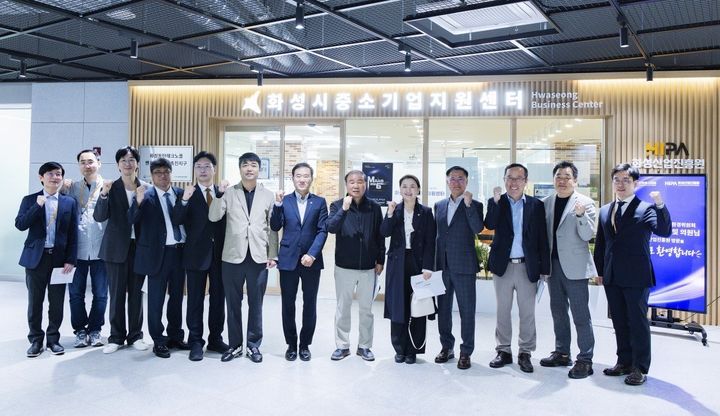 [화성=뉴시스] 경기 화성시의회 경제환경위원회 위원들이 2일 화성시중소기업지원센터에서 기념촬영을 하고 있다. (사진=화성시의회 제공) 2026.10.26. photo@newsis.com *재판매 및 DB 금지