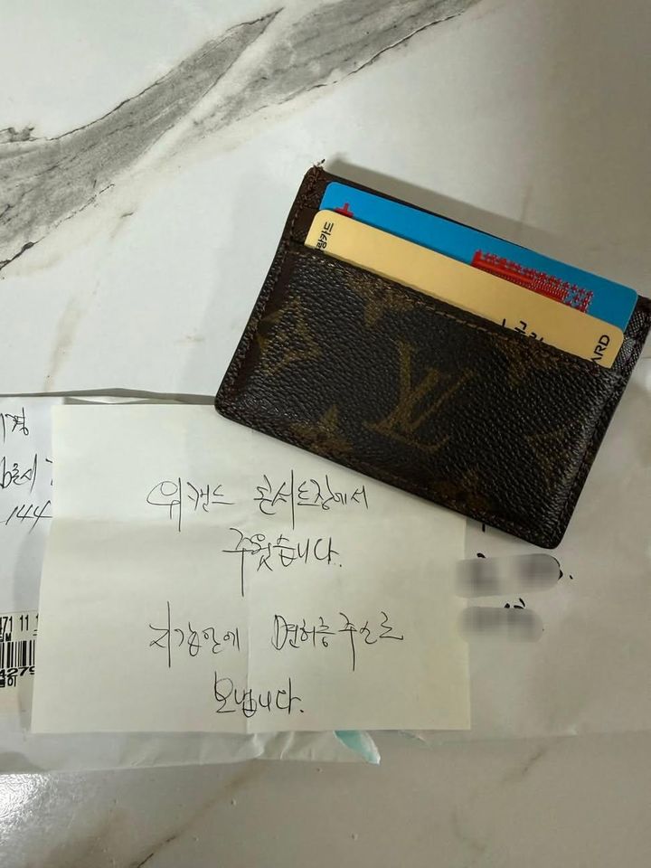 [경기=뉴시스] 25일 경기 고양시의 한 대형 콘서트장에서 잃어버린 지갑이 열흘 만에 주인에게 돌아온 사연이 알려졌다. (사진=스레드 캡쳐) *재판매 및 DB 금지