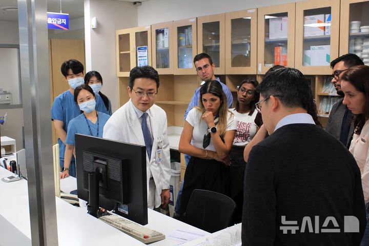 [서울=뉴시스] 김준엽 분당서울대병원 신경과 교수가 세계 각국의 젊은 의사들에게 뇌졸중 집중치료실을 소개하고 있다. (사진= 분당서울대병원 제공)