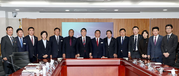 [부여=뉴시스] 조명휘 기자 = 지난 21일 충남도청에서 2026 도지사·충남 시·군의회의장협의회 간담회가 열리고 있다. (사진= 부여군의외 제공) 2026.10.26. *재판매 및 DB 금지
