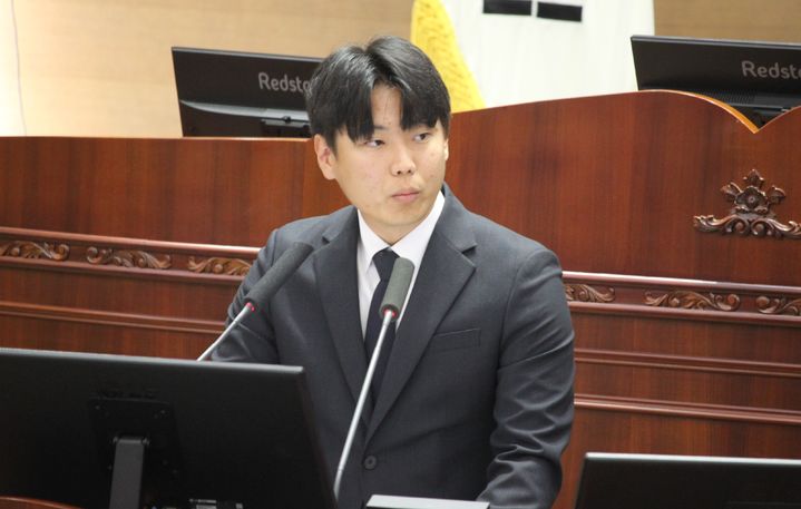 [천안=뉴시스] 최영민 기자=이한솔 천안시의원이 26일 열린 제293회 제1차 정례회 제5차 본회의에서 시정질문을 하고 있다. 2026.10.26 ymchoi@newsis.com *재판매 및 DB 금지