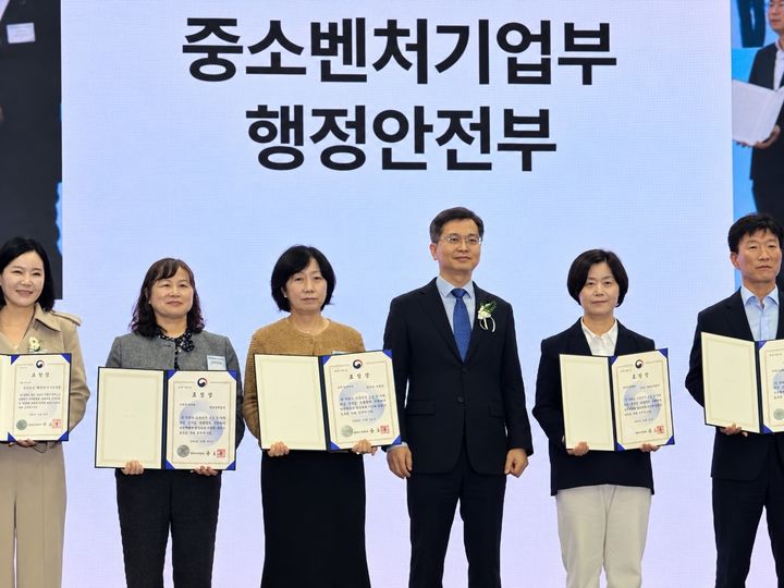 [세종=뉴시스] 한전은 23일 열린 '2026년 소상공인대회'에서 행정안전부 장관상을 수상했다고 26일 밝혔다. (사진=한전 제공) 2026.10.26. photo@newsis.com *재판매 및 DB 금지