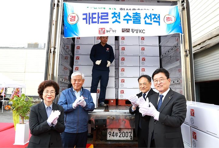 [횡성=뉴시스] 횡성한우 카타르 첫 수출 선적식에서 장신상 군수와 관계자들이 수출용 한우 상자 앞에서 기념촬영을 하고 있다. (사진=횡성군 제공) 2026.10.26. photo@newsis.com *재판매 및 DB 금지
