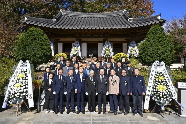 [문경=뉴시스] '박정희 대통령 서거 제47주기 추모식' 참석자들이 기념사진을 찍고 있다. (사진=문경시 제공) 2026.10.26. photo@newsis.com *재판매 및 DB 금지