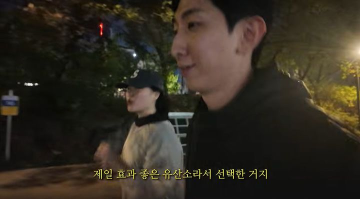 [서울=뉴시스] 악동뮤지션 이수현이 자신의 운동 코치인 멍코치와 함께 러닝에 나서 4.15㎞를 달렸다. (사진=유튜브 채널 '멍코치' 캡처)